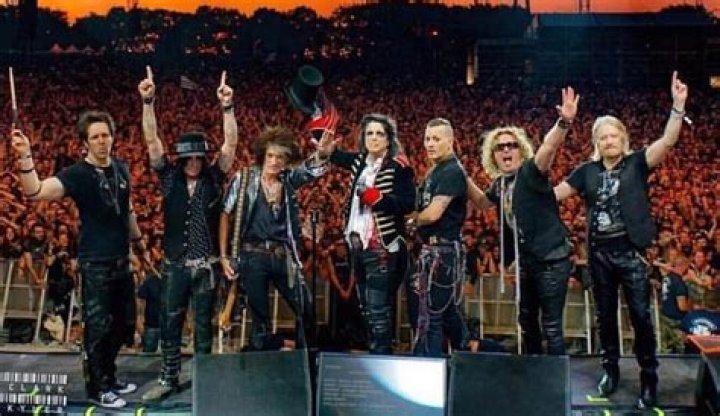 Hollywood Vampires Cancel Budapest Concert Leaving Fans Disappointed