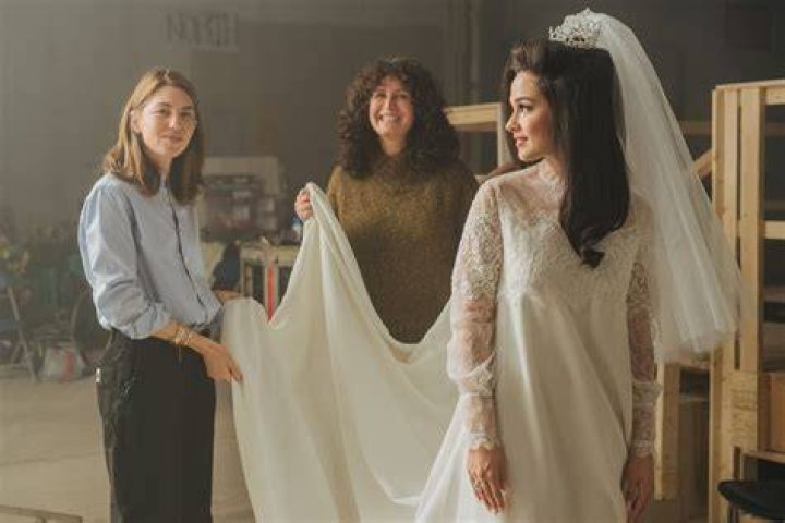 Priscilla Presleys Timeless Wedding Gown: A Bridal Classic
