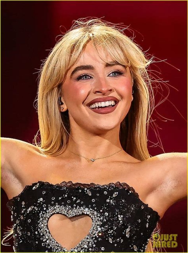Sabrina Carpenter's Height: Unveiling The Hollywood Star's Stature
