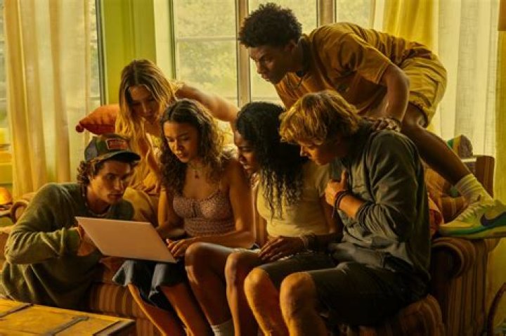 Will Sarah And John B Reunite In The Future Of "Outer Banks"?